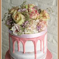 Rustic Naked weddingcake with dripping chocolate