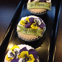 Rose and violet cupcakes