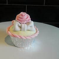 rose and bow cupcake
