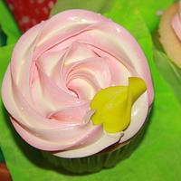 RAMO DE ROSAS CON CUPCAKES - PAMPLONA