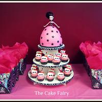 Monster High Draculaura doll cake with "skullette" cupcakes