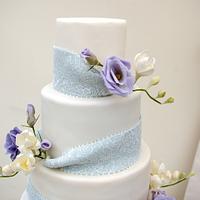 lisanthus and freesias cake with sashes