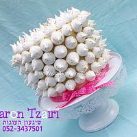 a milion kisses (meringue) cake with cupcakes and souvenirs