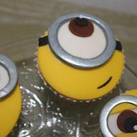 Despicable me 3D cake  & cupcakes