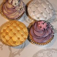 Vintage style wedding cupcakes 