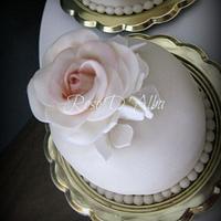 Mini wedding cake for glamorous brides