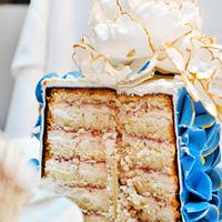 Blue, white and gold  cake for a glamorous wedding