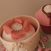 Pretty cameo cupcakes 