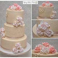 Wedding cake with roses and pearls