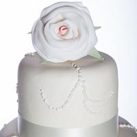 Classic contemporary wedding cake
