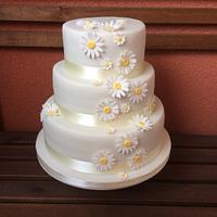 Simple daisy wedding cake