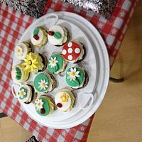 miscellaneous lady bug cupcakes