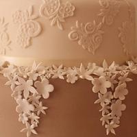 Vintage style wedding cake 