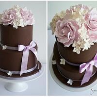 Chocolate wedding cake with lilac roses and hydrangea