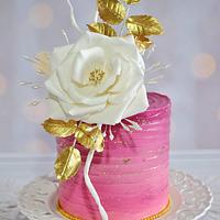 Buttecream cake with  sugar flower.