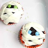 Halloween mummy cupcakes