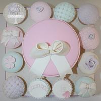 Vintage Hatbox with matching cupcakes