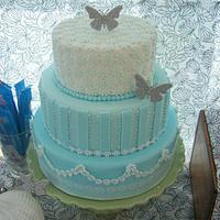 vintage blue and white daisy cake 