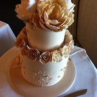 5 tiers of cake and handmade sugar flowers