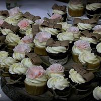 Vintage theme cupcakes