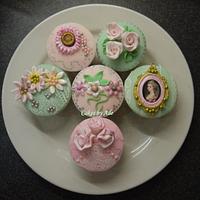 Vintage cupcakes with sugarveil - Feb 2012