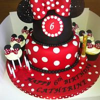 Minnie Mouse with cupcakes