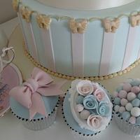 Cameo & Pearls Wedding Cake