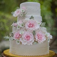 Lace, roses and daisies wedding cake
