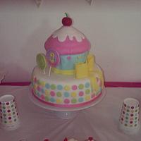 Giant cupcake and lollipops cake 