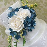 Navy blue hydrangea, white roses and brush embroidery cake