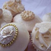 Gold and ivory cupcakes