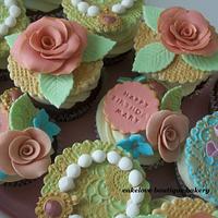 vintage themed cupcakes