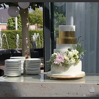 Wedding cake - Fresh flowers and edible gold