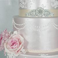 Wedding cake in shimmer.