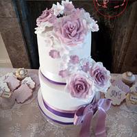Delicate White&Purple Wedding Cake