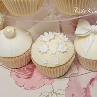 White and ivory wedding cupcakes