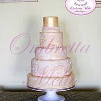 Wedding cake ivori and gold