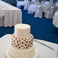 elegant leopard print weddingcake