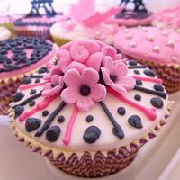 "I love Paris" cupcakes. Paris theme cupcakes