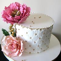 pretty little white cake 