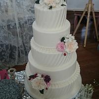 Pretty Pleats wedding cake 