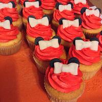 Minnie Mouse cake and cupcakes