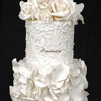 White petals and lace wedding cake