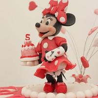 minnie with an arm sling
