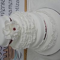 bolo de casamento branco com alguns tons bordeaux