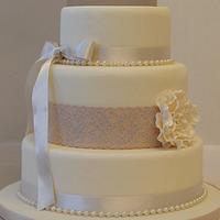 simple and stylish wedding cake