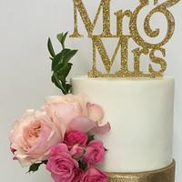 Glitter & flowers wedding cake