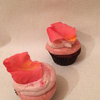   Strawberries  cupcakes with  roses (gum paste , hand painting)