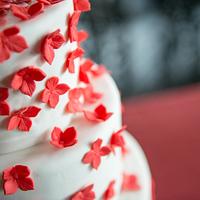 "Falling flowers" wedding cake