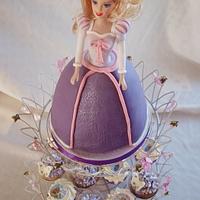 Rapunzel cake with cupcakes